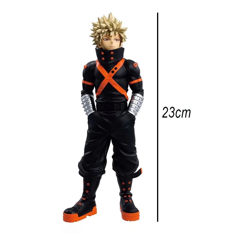 Figura d'azione Katsuki Bakugo di My Hero Academia 7ª stagione, marca Bandai BANPRESTO, dettagliata e colorata.