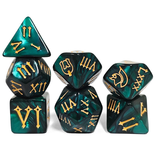 Set di dadi RPG a tema legionario con 7 pezzi, in plastica colorata, ideale per giochi di ruolo e avventure fantasy.