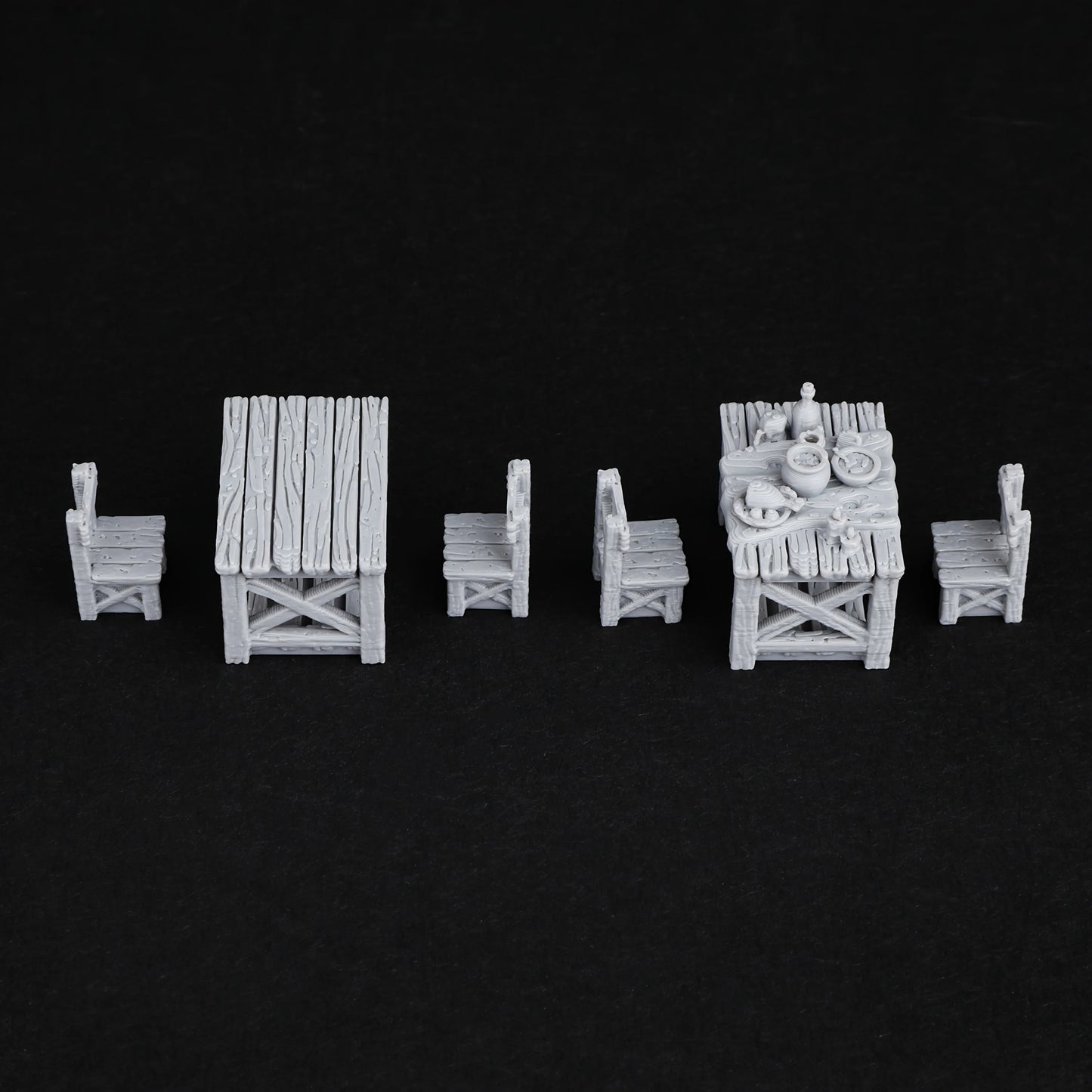 Miniatura di terrain per gioco di ruolo: tavolo rustico con mobili da pranzo, perfetto per giochi tabletop, di Otaku Family Store Online.