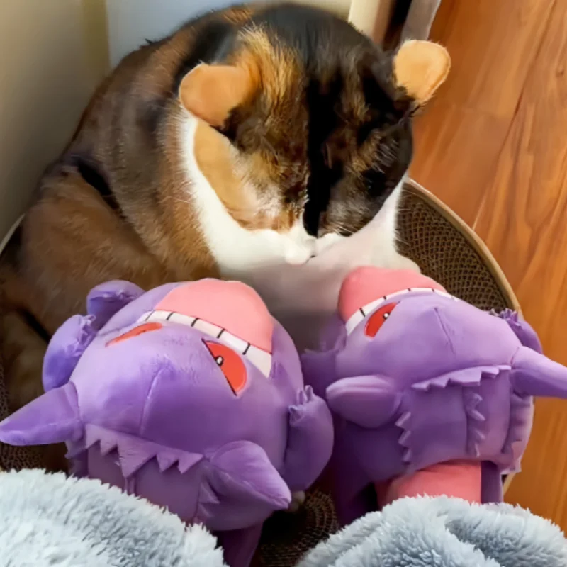 Pantofole Gengar divertenti della linea gadget Otaku Family Shop Online, comode slippers con design Gengar di Pokémon.