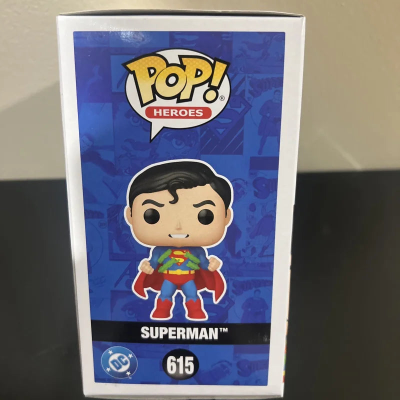 Funko Pop DC Comics Superman 615 originale con effetto glow in the dark, figura da collezione con dettagli iconici.