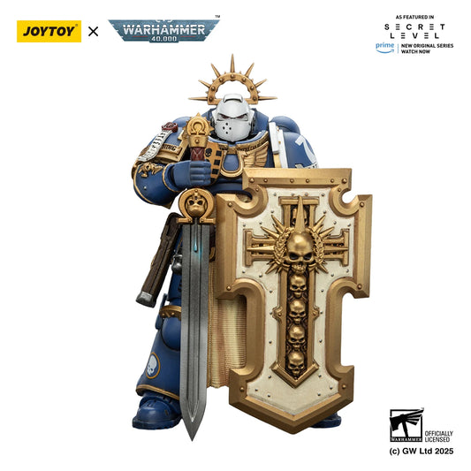 Figura d'azione Warhammer 40K Ultramarines Levantus con spada energetica, scudo e pistola bolt, dettagli realistici e accessori.