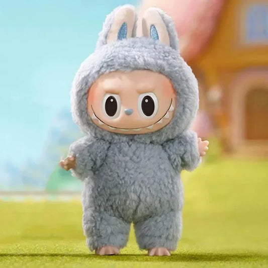 Labubu originale POPMART LABUBU, figura giapponese in posa con dettagli colorati, di Otaku Family Store Online.