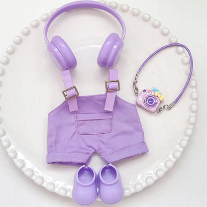 Doll Labubu di Otaku Family Store con vestiti, cuffie, scarpe e accessori carini, seduta in abbigliamento da festa, pronto per un regalo