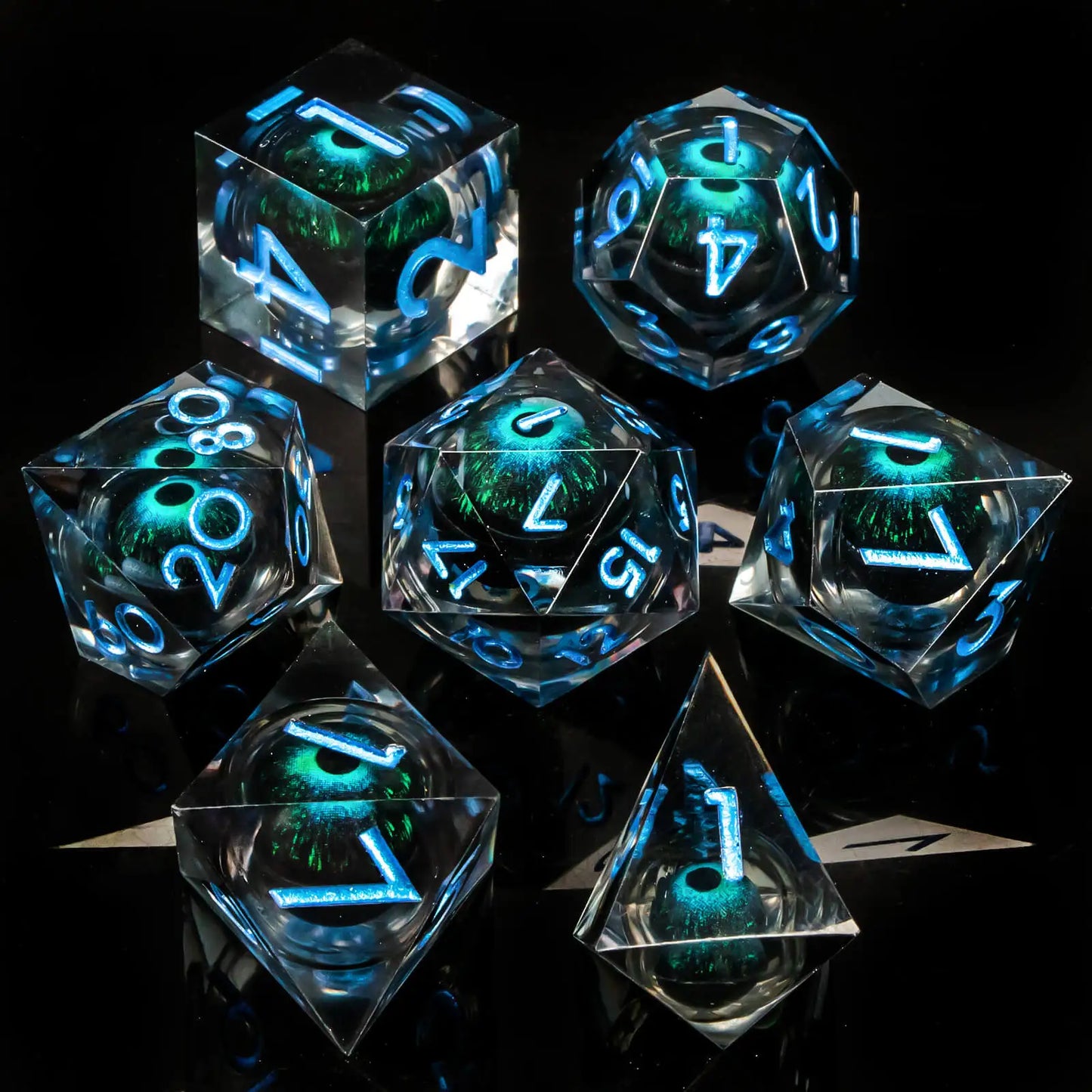 Set di dadi Dragon Eye con bordi affilati e nucleo liquido, ideale per giochi di ruolo D&D e Pathfinder, di Otaku Family Store.