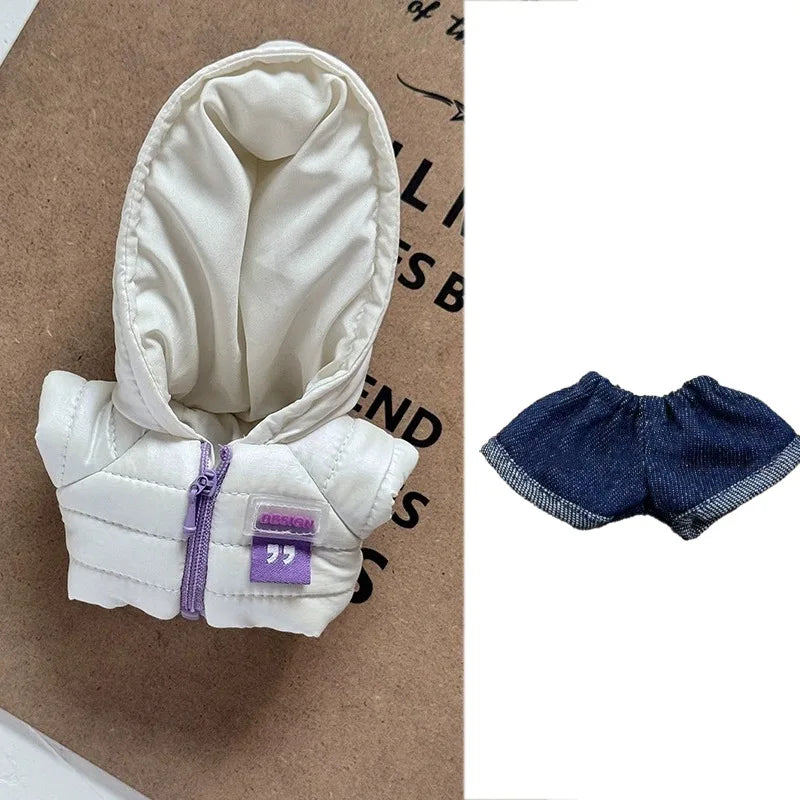 Vestito invernale con cappuccio e cappello, abbigliamento in piuma per bambole Labubu, marca Otaku Family Store Online.
