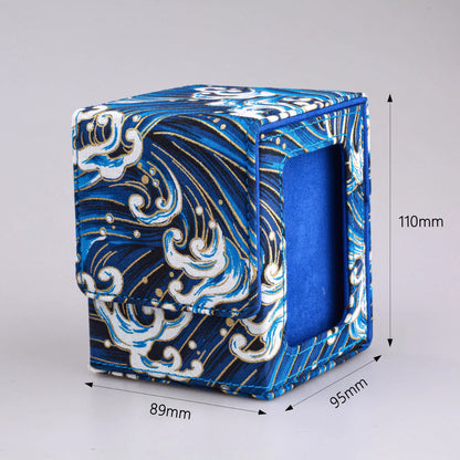 Contenitore Deck Box trasparente Otaku Family Store per carte TCG con porta carte magnetico 120+ capacità, vista frontale con finestra.