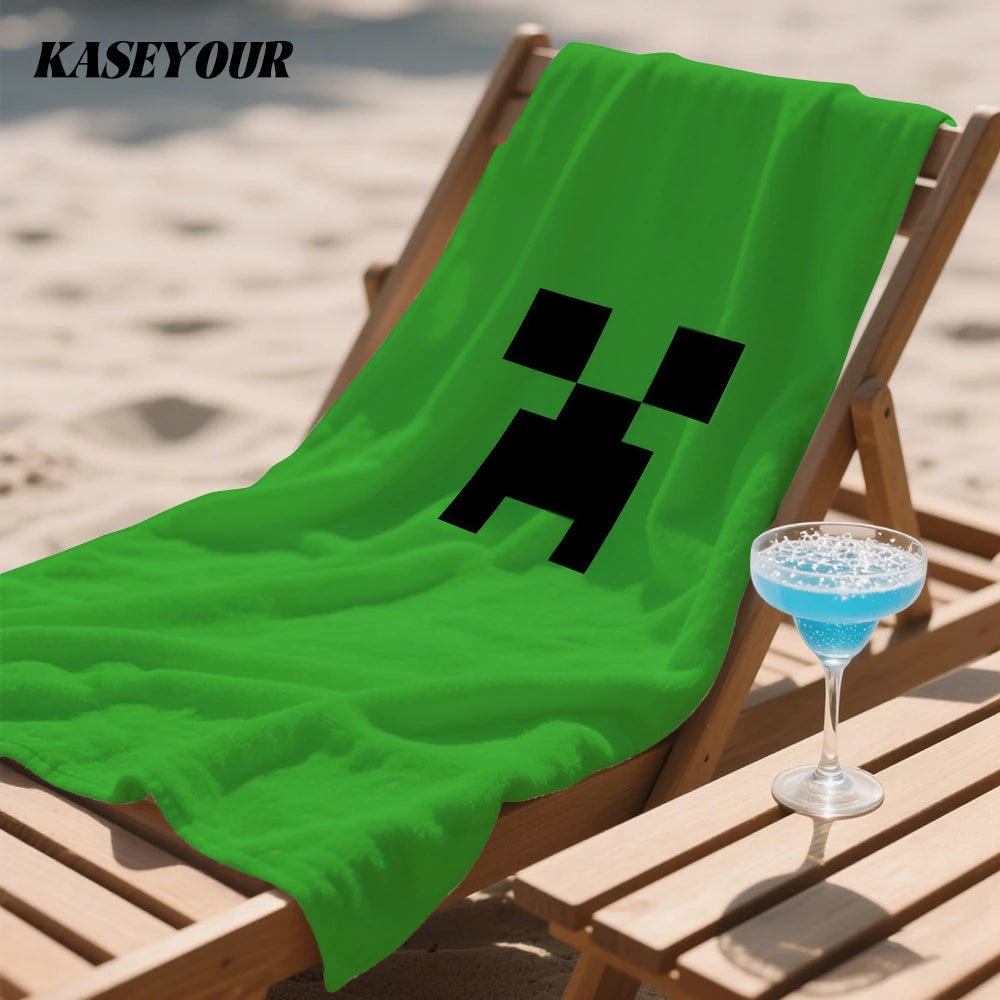 Asciugamano mare Minecraft in microfibra ultra assorbente con disegni a tema videogame, ideale come gadget Otaku Family Store Online.