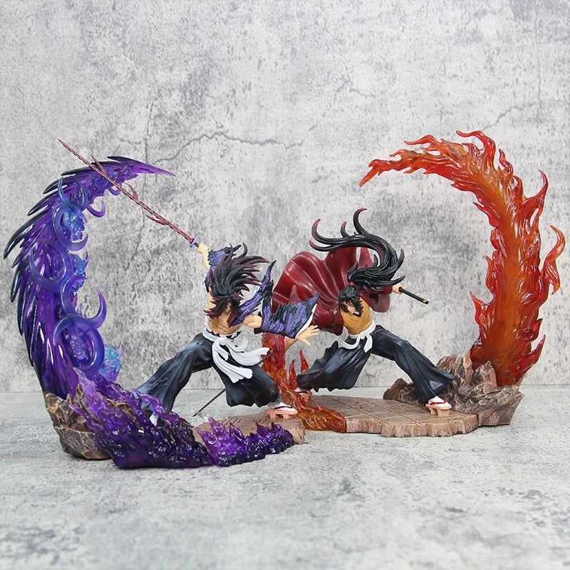 Figura d'azione Demon Slayer Yoriichi Tsugikuni vs Kokushibo in battaglia, modello in PVC con effetto glow, alta 23 cm.