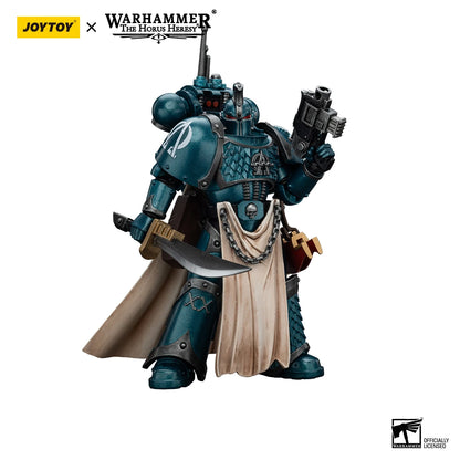Miniatura Warhammer 40K Alpha Legion Praetor Armillus Dynat con spada energetica, dettagliata e colorata, figura da collezione.