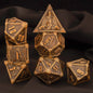 Set di 7 dadi poliedrici in metallo per giochi di ruolo come Dungeons & Dragons, con numeri incisi su ogni pezzo.