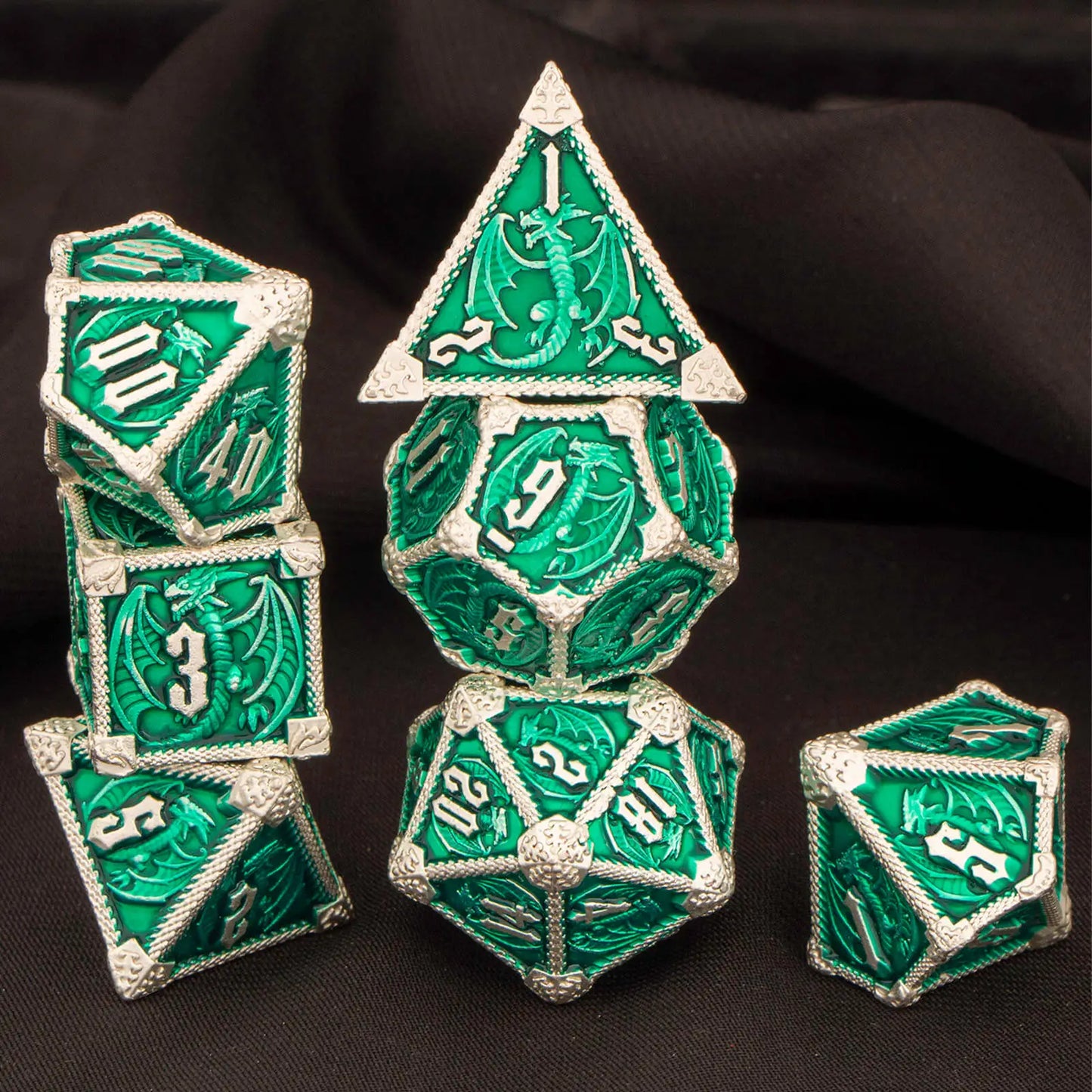 Set di 7 dadi poliedrici in metallo per giochi di ruolo come Dungeons & Dragons, con numeri incisi e finitura lucida.