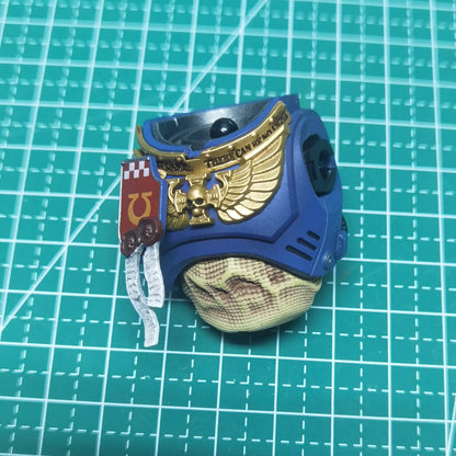 Action figure Warhammer Ultramarines Metaurus con ascia, scudo e pistola al plasma, modello di alta qualità, dettaglio realistico.