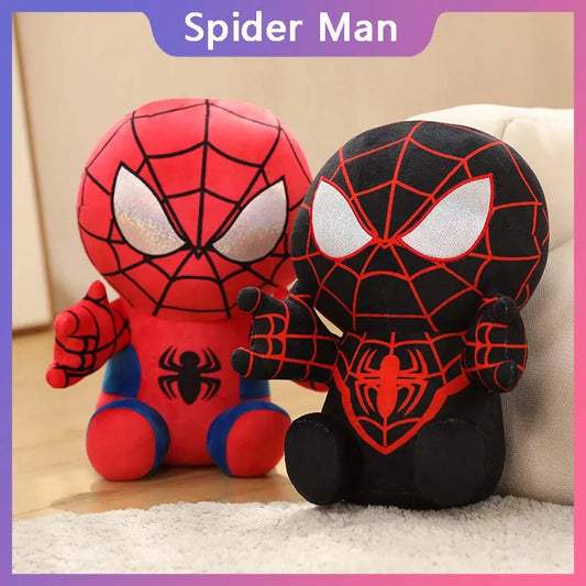 Peluche Spider-Man anime in rosso e nero, morbido e dettagliato, prodotto Otaku Family Store Online, perfetto per i fan dei cartoni.