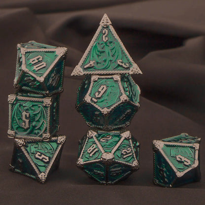 Set di 7 dadi poliedrici in metallo per giochi di ruolo come Dungeons & Dragons, con numeri inciso e finitura lucida.