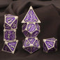 Set di 7 dadi poliedrici in metallo per giochi di ruolo come Dungeons & Dragons, con numeri incisi su ogni pezzo.
