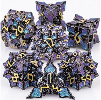 Set di 7 dadi poliedrici in metallo per giochi di ruolo D&D, parte della collezione mista di gadget Otaku Family Store.