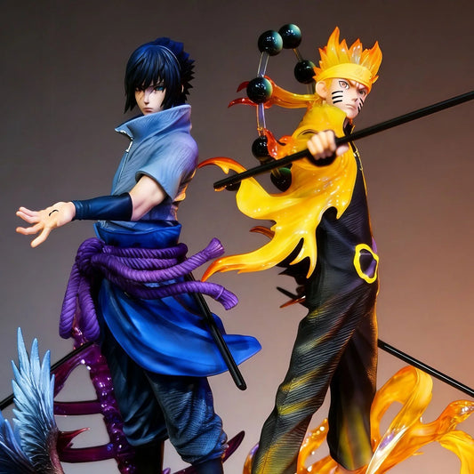 Figura d'azione Naruto e Sasuke, due fratelli ninja in combattimento, con dettagli vivaci e posizioni dinamiche.