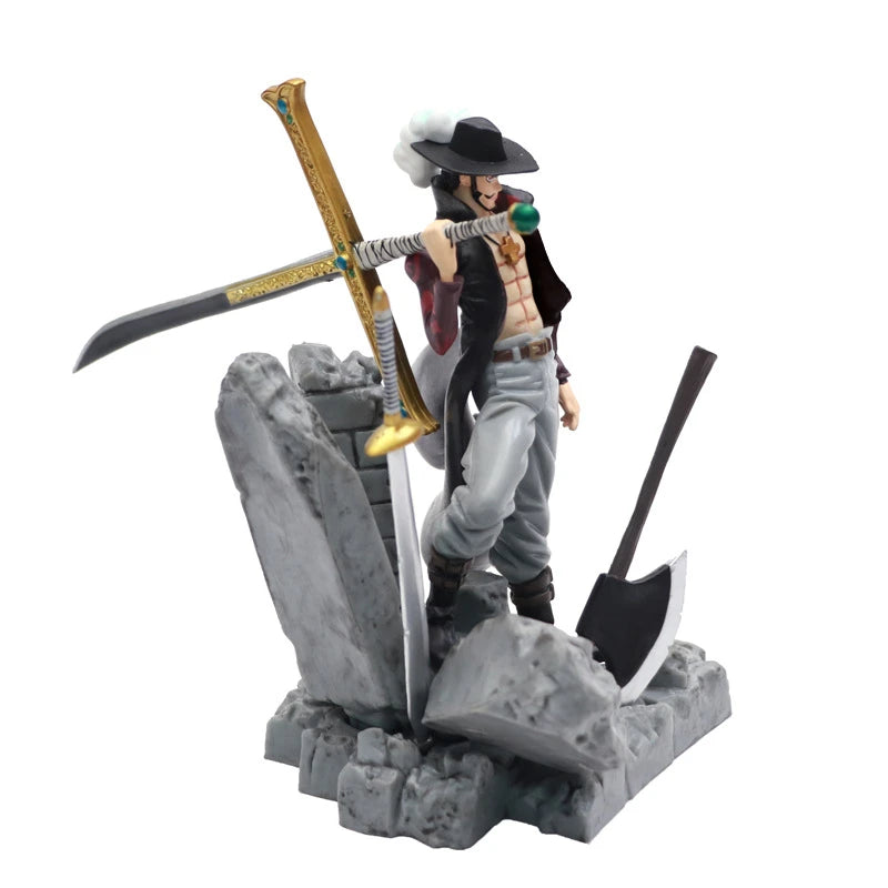 Figura d'azione Dracule Mihawk di ONE PIECE, altezza 14 cm, con dettagli accurati e pose dinamiche, brand Otaku Family Store.