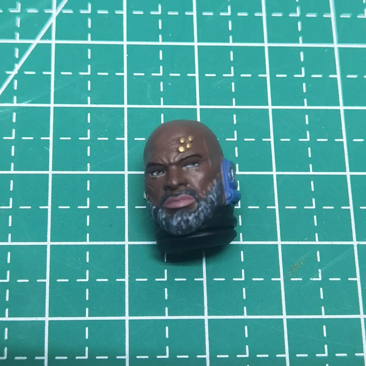 Action figure Ultramarines Metaurus di Warhammer, modello 1/18 con ascia energetica, scudo e pistola al plasma, dettaglio realistico