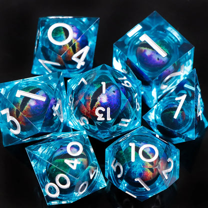 Set di dadi Dragon Eye Otaku Family con bordi affilati e nucleo liquido, perfetti per D&D e Pathfinder, in immagini dettagliate.