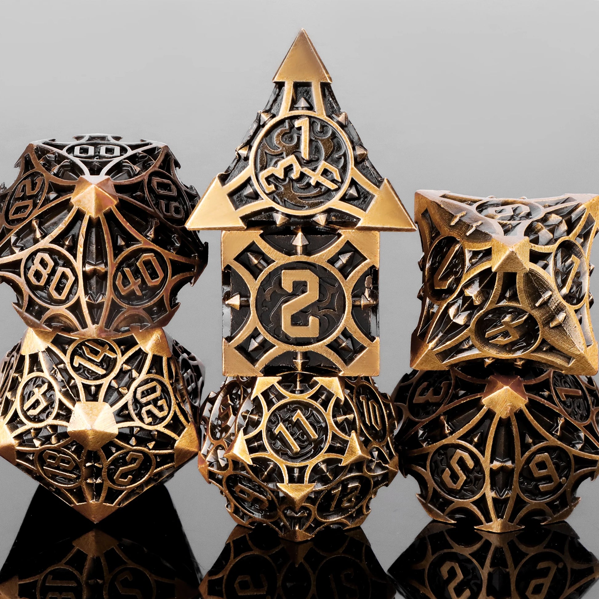 Set di 7 dadi poliedrici in metallo per giochi di ruolo D&D, parte della collezione mista Otaku Family Store Online.