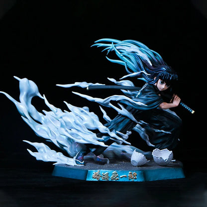 Action figure Demon Slayer Kimetsu No Yaiba Mist Pillar Tokito Muichiro in posizione di battaglia, dettagliata e vibrante.