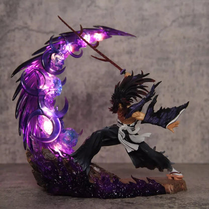Statua in PVC di Yoriichi Tsugikuni contro Kokushibo, figura di battaglia Demon Slayer, dettaglio luminoso e realistica.