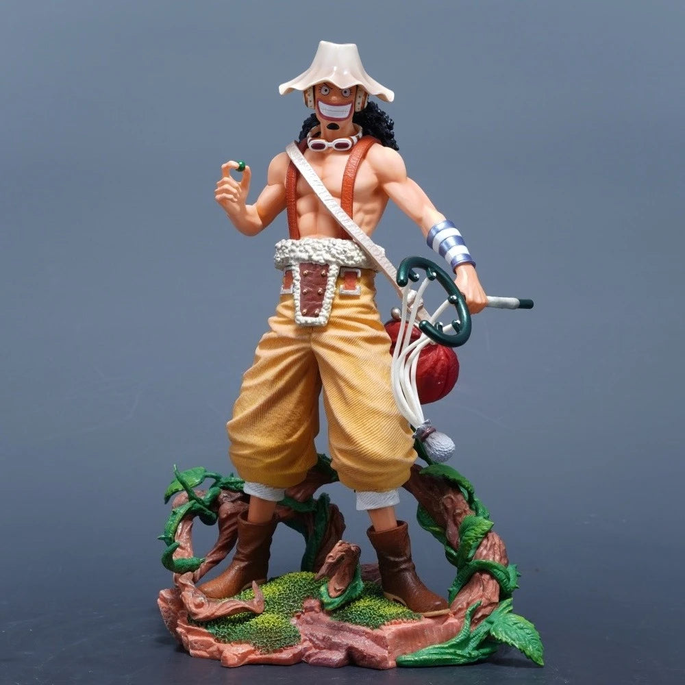 Figura d'azione One Piece Usopp di 25 cm, personaggio in posa con dettagli accurati, marca Otaku Family Store.