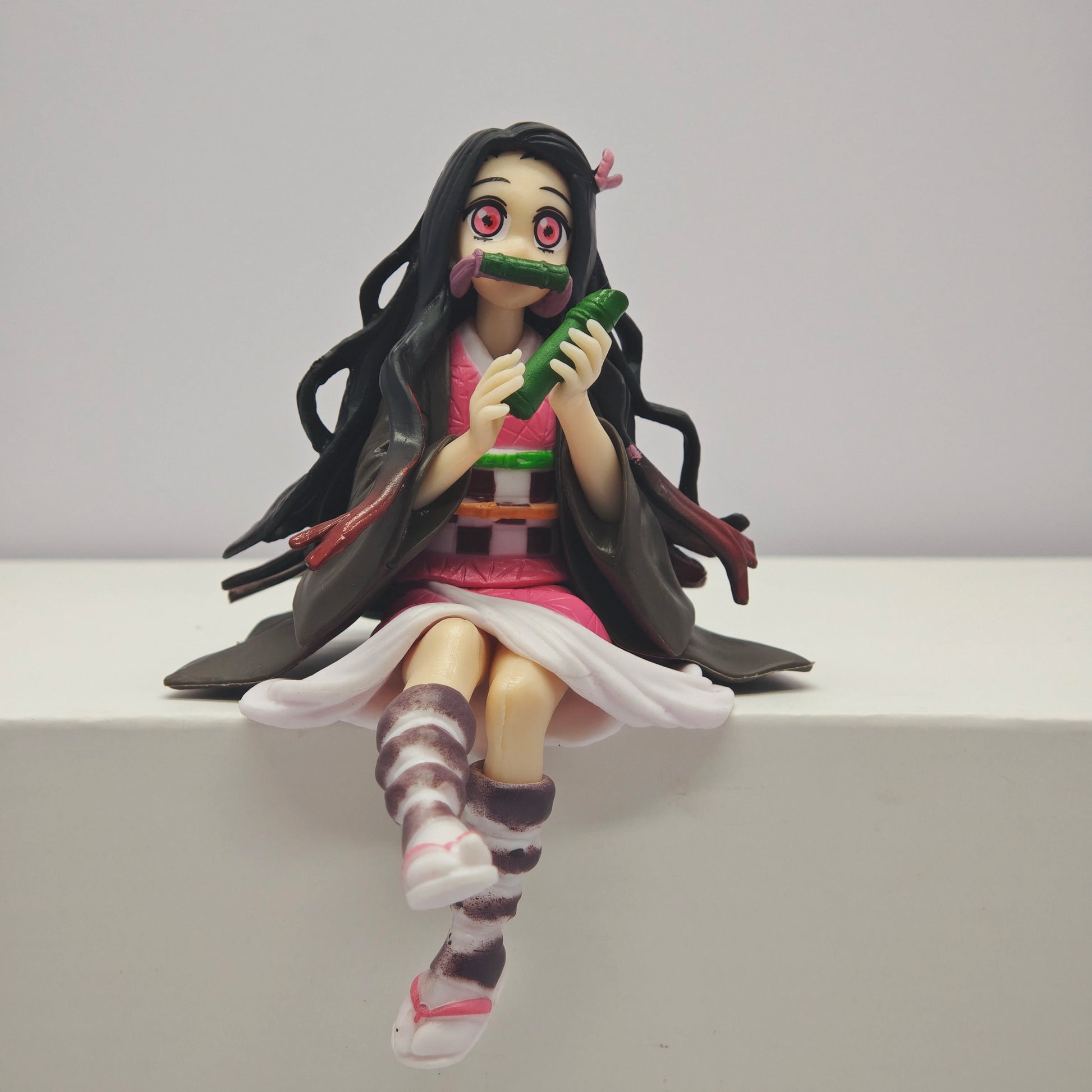 Action figure anime Demon Slayer con Tanjirou, Tomioka, Giyuu, Zenitsu e Nezuko, dettagli vivaci e pose dinamiche.