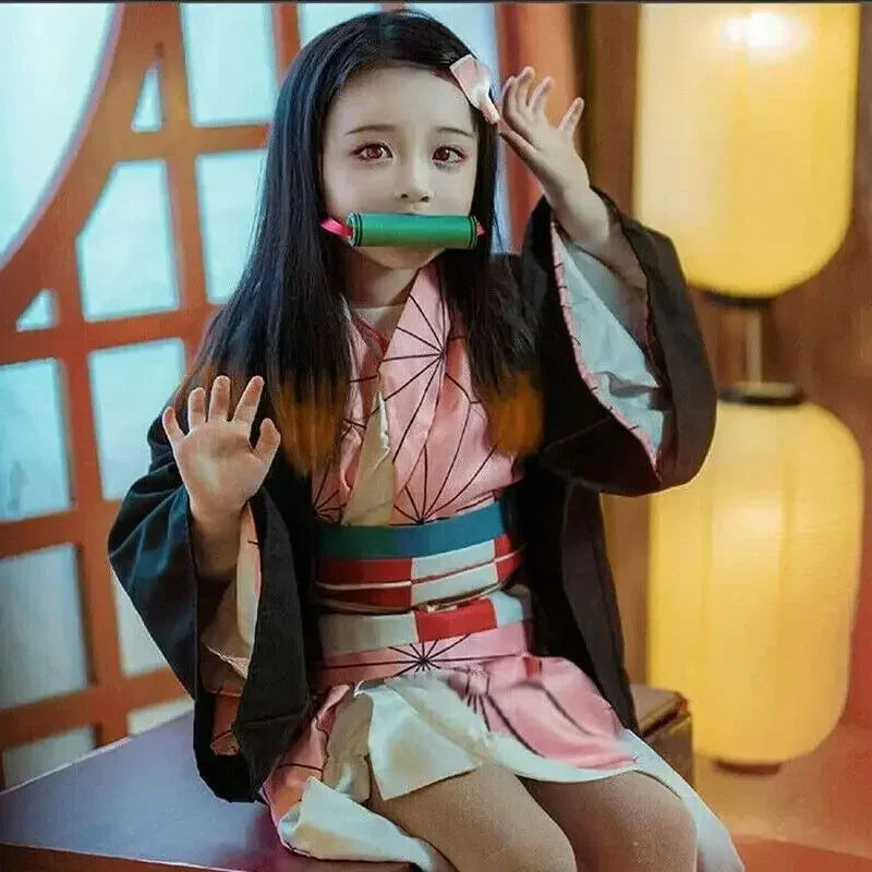 Costume cosplay Kimetsu no Yaiba Nezuko Kamado con kimono, parrucca e dettagli per cosplay Demon Slayer in stile anime.