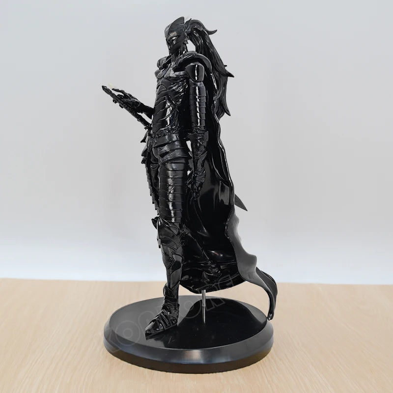 Action figure Igris, il Comandante Rosso Sangue da Solo Leveling, con dettagli realistici e armi, della collezione Otaku Family Store.
