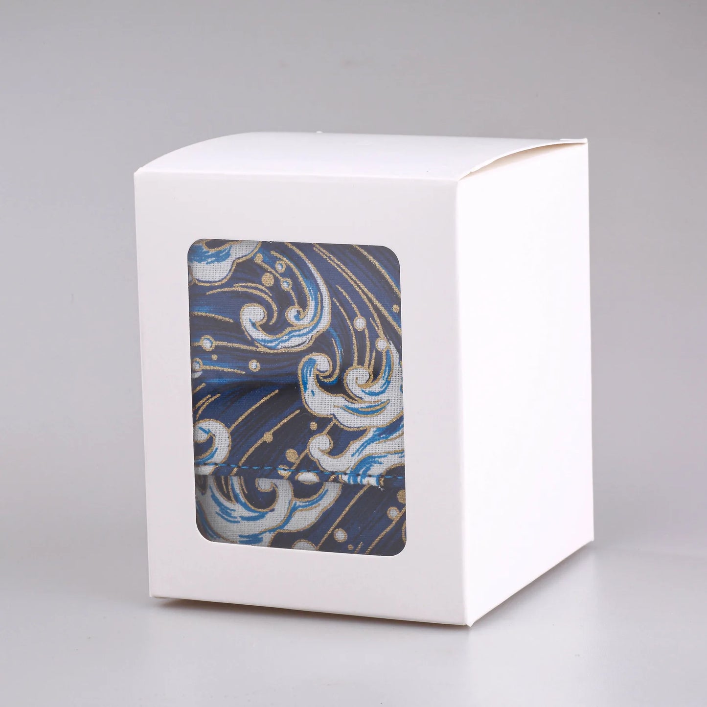 Box porta carte Otaku Family Store con finestra trasparente per oltre 120 carte TCG, design pratico e magnetico per collezionisti.
