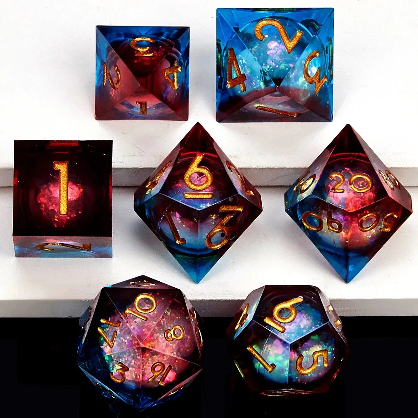 Set di dadi in resina liquida a bordi affilati della collezione RPG, gadget Otaku Family Store Online, vari colori e dettagli.