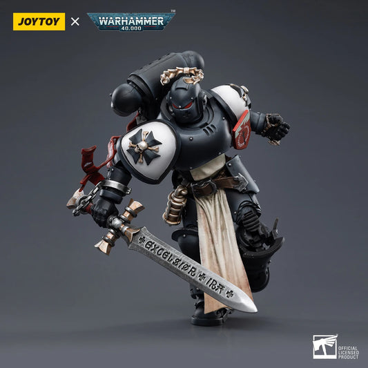 Figura d'azione Warhammer 40K Black Templars The Emperors Champion Rolantus in formato 1/18, dettagliata e dinamica.