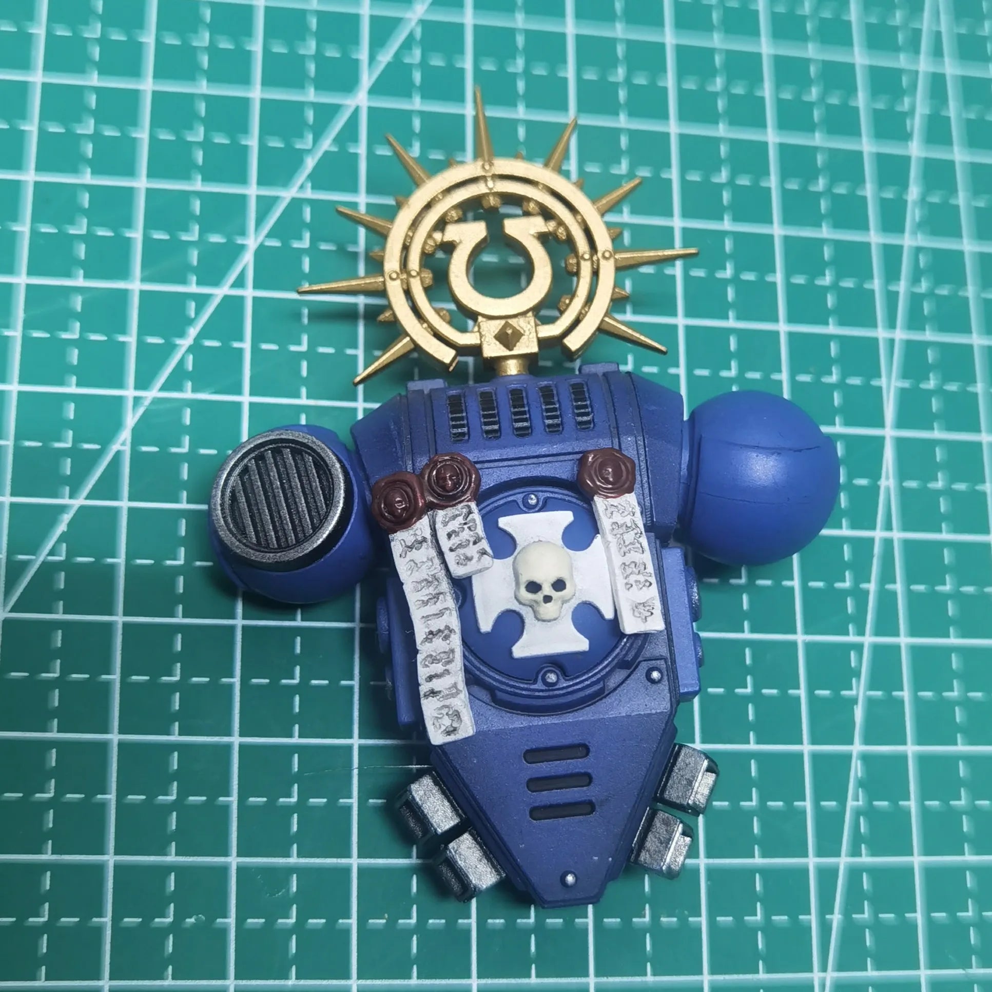 Figura d'azione Warhammer Ultramarines Metaurus con ascia, scudo e pistola al plasma, dettagliata e realistica.