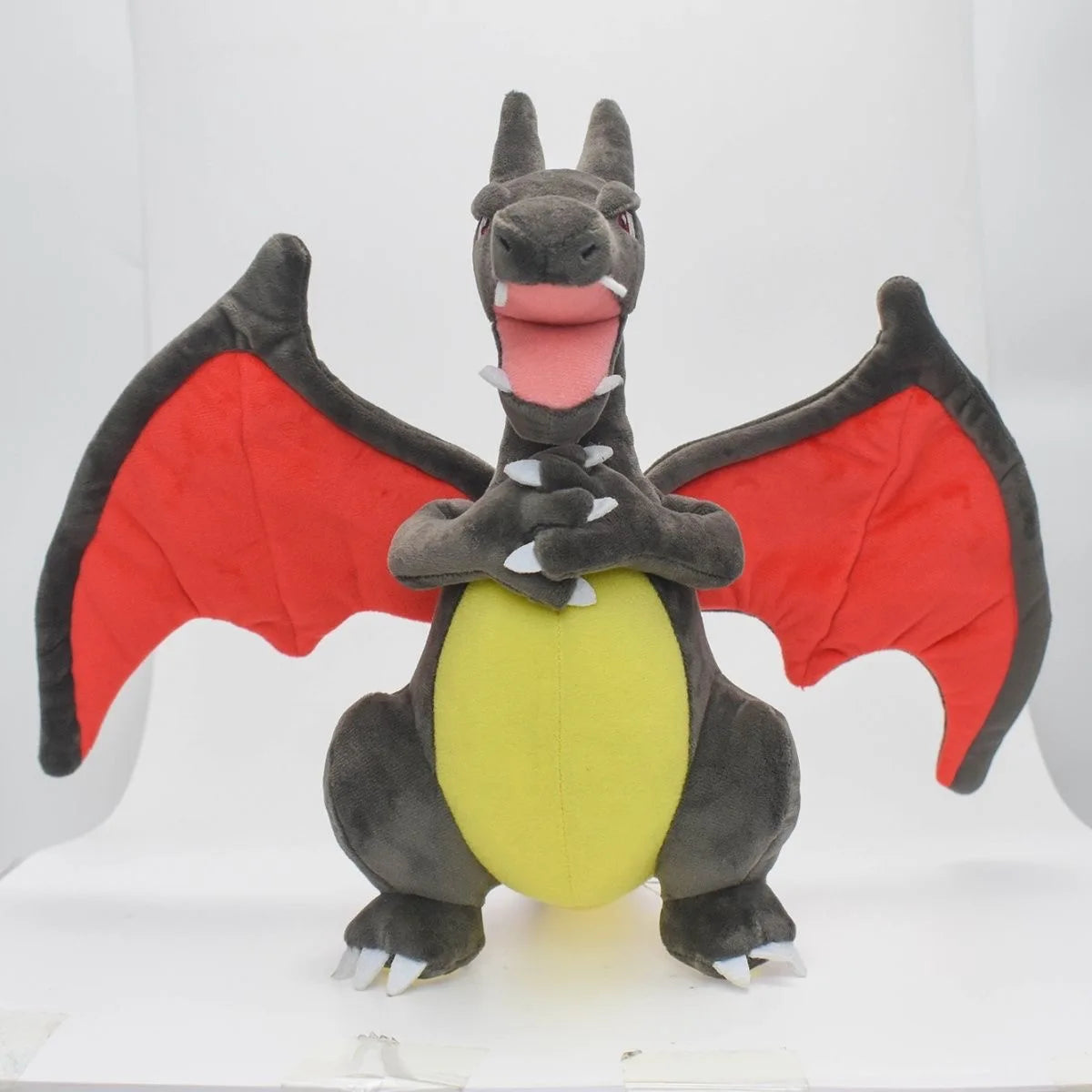 Peluche brillante di Charizard di Otaku Family Store, morbido e colorato, perfetto come giocattolo da collezione per bambini e adulti.