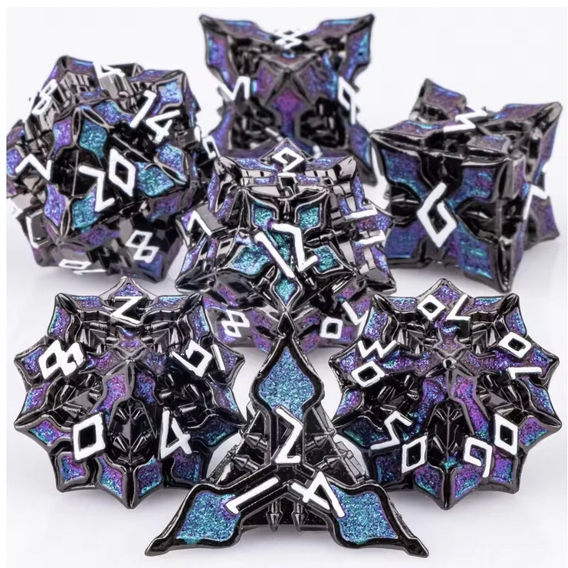 Set di 7 dadi poliedrici in metallo della collezione mista, perfetti come gadget per giochi di ruolo D&D, di Otaku Family Store.