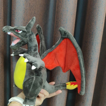 Peluche di Charizard lucido di Otaku Family Store, morbido e colorato, perfetto come giocattolo e oggetto da collezione per bambini.