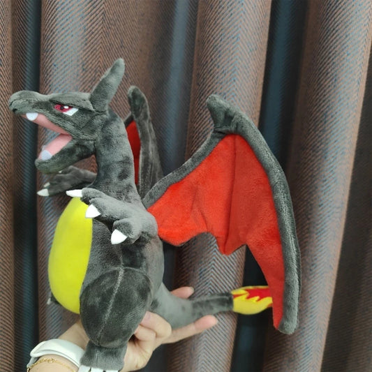 Peluche di Charizard lucido di Otaku Family Store, morbido e colorato, perfetto come giocattolo e oggetto da collezione per bambini.