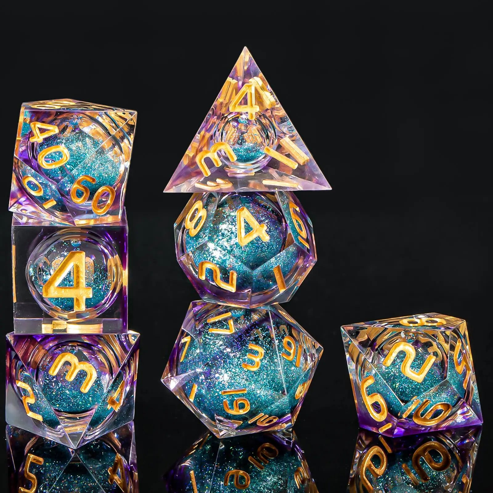 Set di 4 dadi in resina liquida con bordi affilati, gadget della collezione RPG di Otaku Family Store Online.