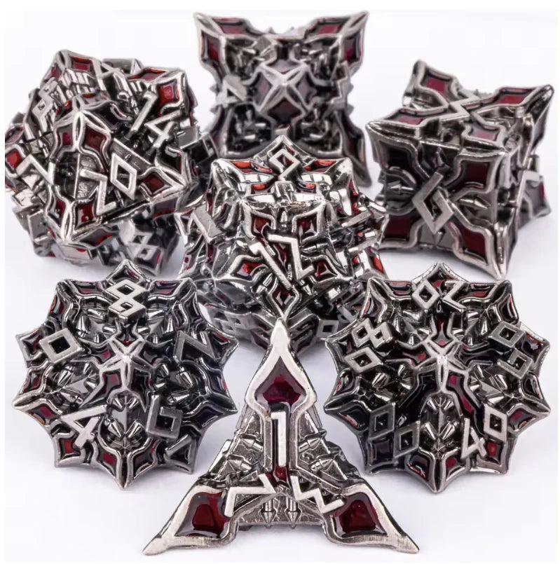 Set di 7 dadi poliedrici in metallo della collezione mista, gadget D&D di Otaku Family Store Online.