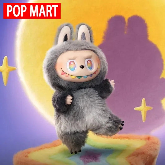 Bambola Labubu originale Otaku Family Store Online, figura di peluche colorata e morbida con dettagli vivaci, vista frontale.