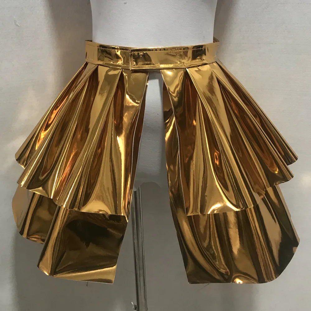 Mini gonna in pelle con dettagli dorati e argentati, perfetta per cosplay, stile armor laser, indossata come outfit da danza.