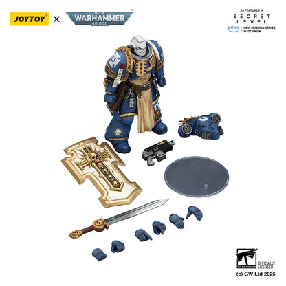 Figura d'azione Warhammer 40K Ultramarines Levantus con spada, scudo e pistola bolt, dettagliata e posata in combattimento.