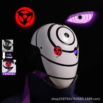 Maschera cosplay Uchiha Obito Sharingan Akatsuki di Otaku Family Store, dettaglio del viso con occhio Sharingan rosso e motivo nero.