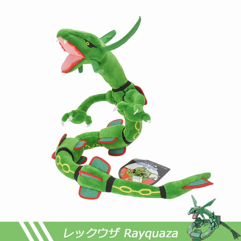 Peluche Rayquaza Pokémon Otaku Family Store Online, morbido e dettagliato, perfetto per collezionisti e fan dei Pokémon.
