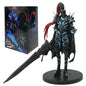 Action figure Knight Commander Igris Blood Shadow della Shadow Legion da Solo Leveling, dettagliata e posizionata in modo realistico.