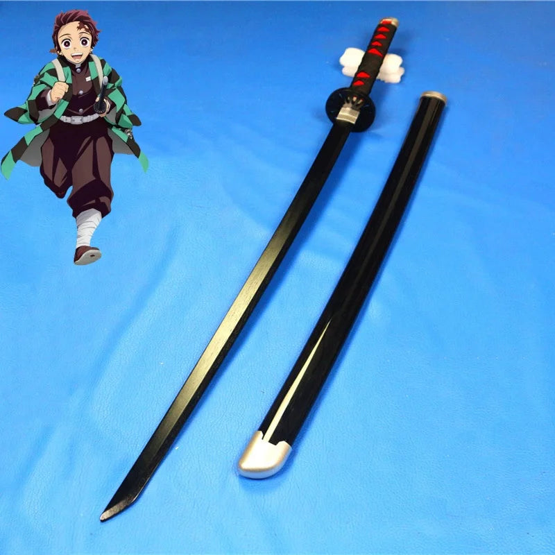 Spada cosplay da 104 cm ispirata a Demon Slayer, katana anime ninja, con dettagli realistici e manico nero con decorazioni.