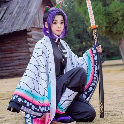Costume cosplay di Demon Slayer Kochou Shinobu con parrucca e dettagli autentici, ideale per fan di Kimetsu no Yaiba.